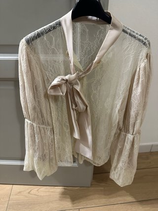Blusa traforata beige con fiocco