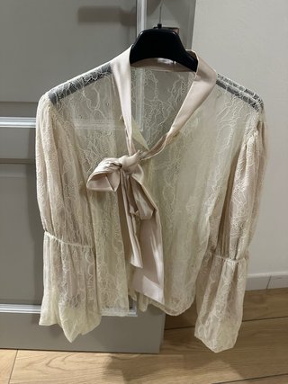 Blusa traforata beige con fiocco
