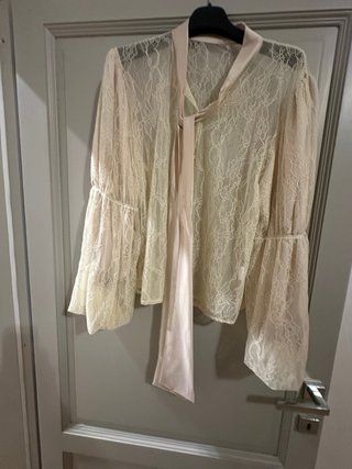 Blusa traforata beige con fiocco