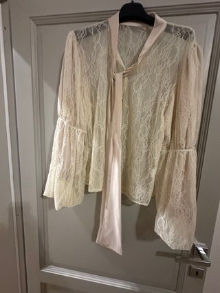 Blusa traforata beige con fiocco