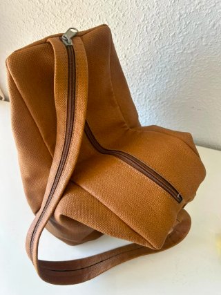 Bolso marrón convertible en mochila