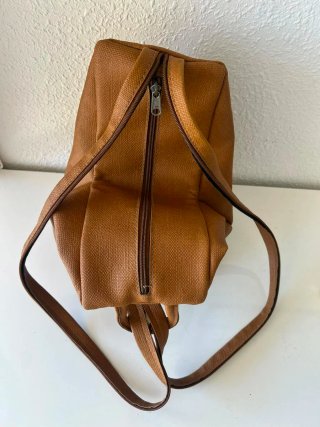 Bolso marrón convertible en mochila