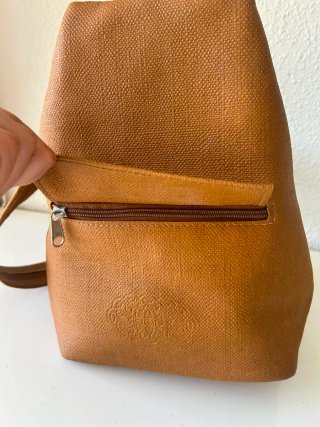 Bolso marrón convertible en mochila