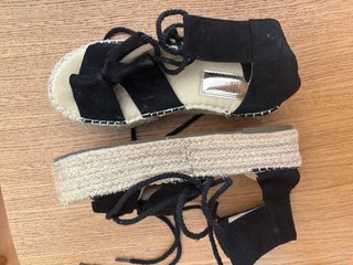 Sandalias de cuña negras y beige