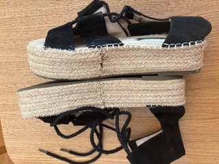 Sandalias de cuña negras y beige