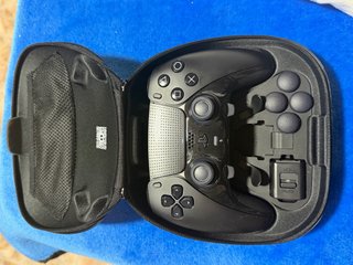 PlayStation 5 con 3 controller