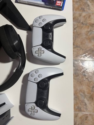 PlayStation 5 con 3 controller