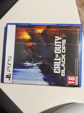 PlayStation 5 con 3 controller