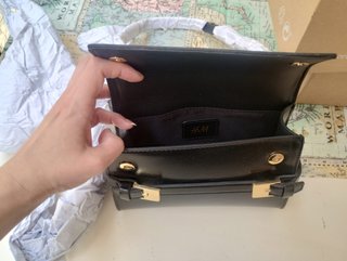 Bolso cruzado negro con trabilla