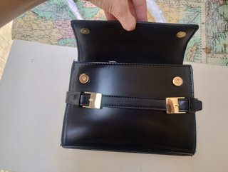 Bolso cruzado negro con trabilla