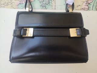 Bolso cruzado negro con trabilla