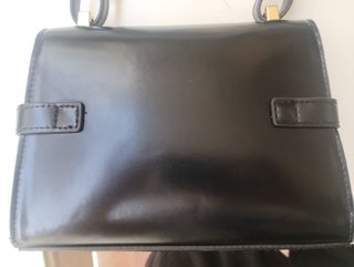 Bolso cruzado negro con trabilla