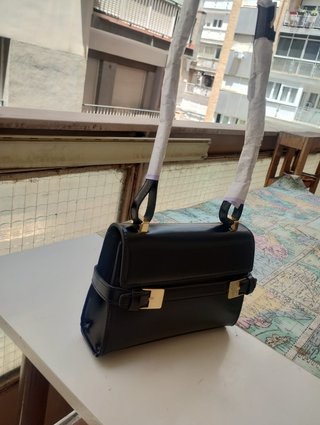 Bolso cruzado negro con trabilla