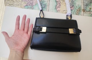Bolso cruzado negro con trabilla
