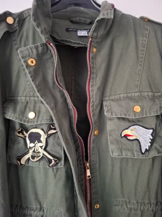Parka militar verde con parches