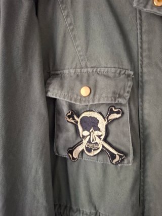 Parka militar verde con parches