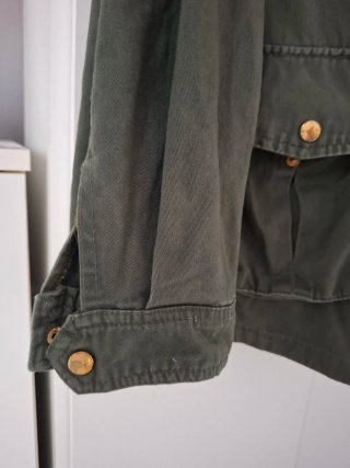 Parka militar verde con parches