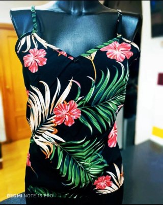 Camiseta Shein floral negra