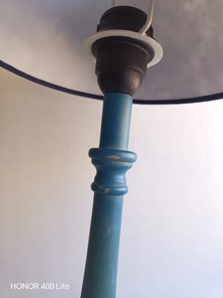 Lámpara de mesa de madera con pantalla