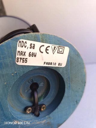 Lámpara de mesa de madera con pantalla