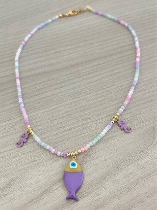 Collana perline colorate con ciondoli