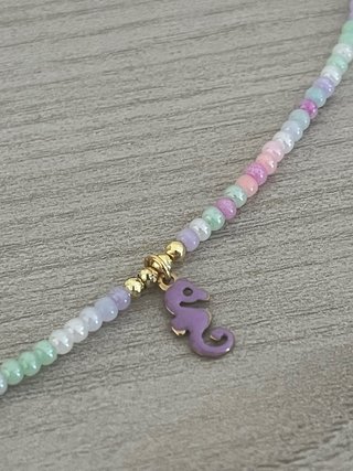 Collana perline colorate con ciondoli