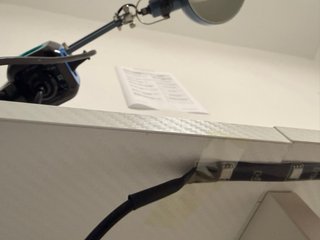 Escritorio blanco con luz interna y regleta conUSB