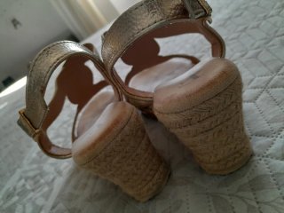 Sandalias doradas Fashion&Bella