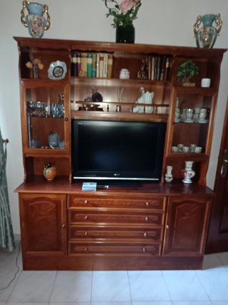 Mueble de madera con vitrina y cajones