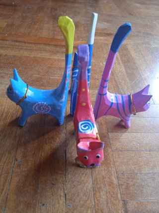 Gatti colorati (4 piccole figure in legno)