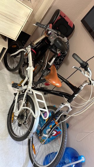 Bicicleta plegable y una con silla para niño