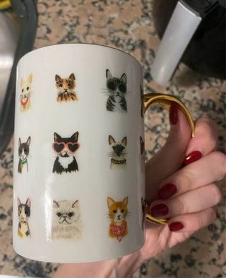Taza de porcelana con gatos dorada