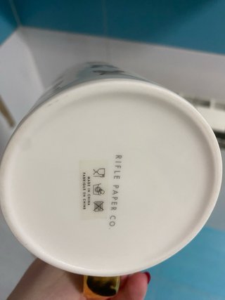 Taza de porcelana con gatos dorada