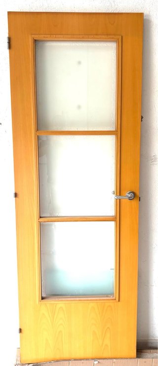 Puerta de madera con 3 cristales