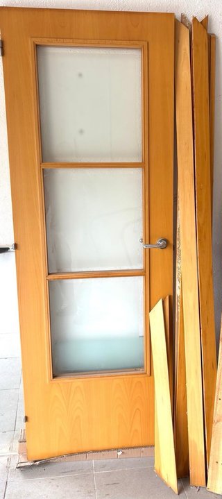 Puerta de madera con 3 cristales