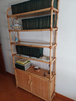 Estantería de bambú, mimbre y cristal