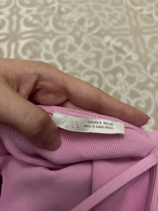 Vestido rosa Zara con volantes