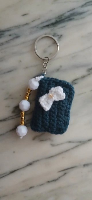 Llavero libro crochet con abalorios