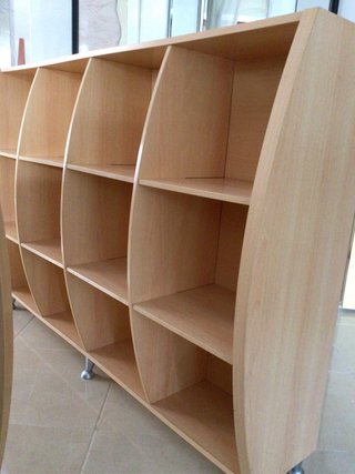 Estantería librería con 12 huecos.