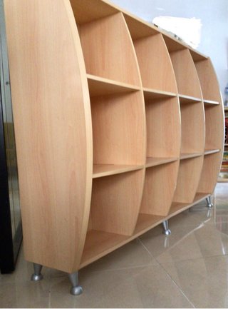 Estantería librería con 12 huecos.