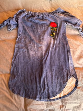Camisa roja con estampado de pájaros