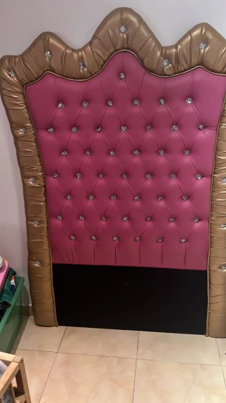 Cabecero de cama dorado y rosa