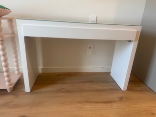 Mesa de tocador blanca con cristal