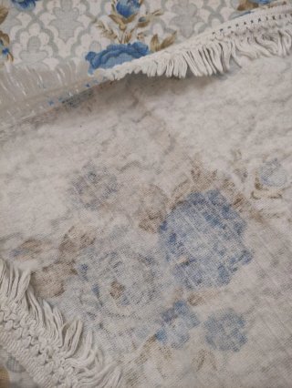 Colcha azul con flores beige