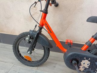 Bicicleta infantil Btwin con asiento y ruedines