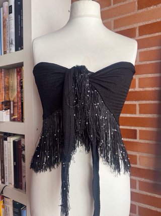 Top bandeau negro con flecos y brillos