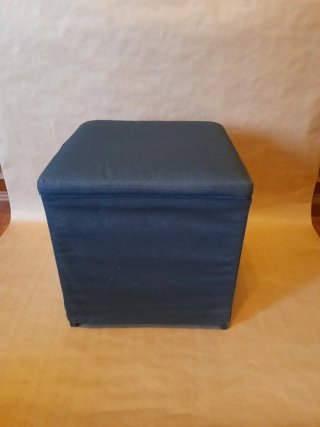 Taburete IKEA de tela negra.