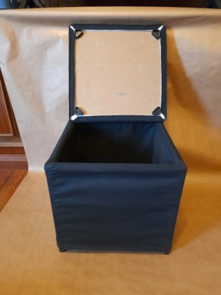 Taburete IKEA de tela negra.
