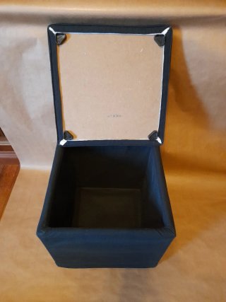 Taburete IKEA de tela negra.