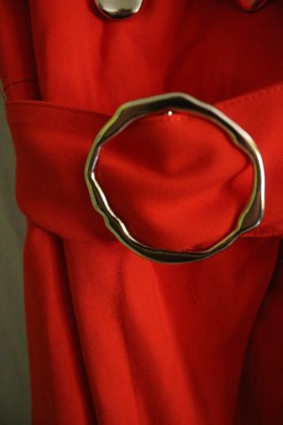 Mono rojo sin mangas con cinturón